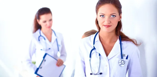 Žena lékař se složkou stojící v nemocnici — Stock fotografie