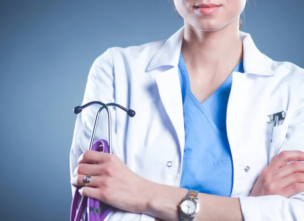 Portrait de jeune femme médecin tenant un stéthoscope, isolée sur fond noir — Photo