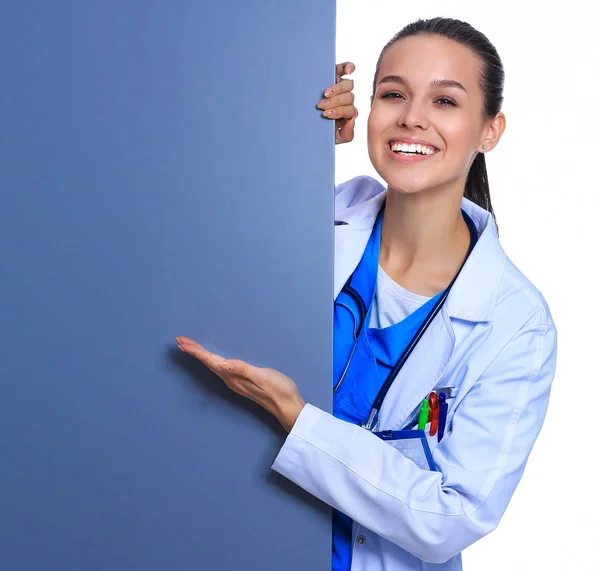 Γυναίκα γιατρός με λευκή πινακίδα. — Φωτογραφία Αρχείου