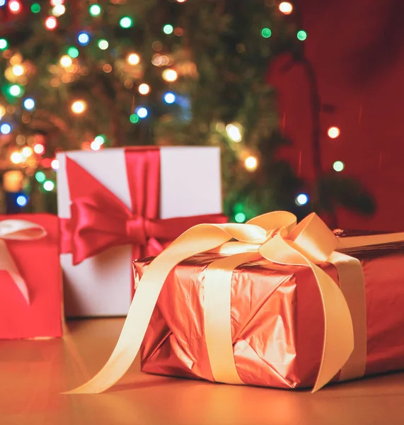 Coffrets cadeaux avec boules sur fond de Noël — Photo