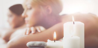 rahatlatıcı ve spa merkezinde zevk iki genç güzel kadın