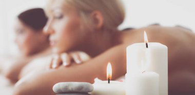 rahatlatıcı ve spa merkezinde zevk iki genç güzel kadın