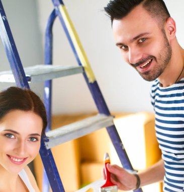 Portre mutlu gülümseyen genç çift resim iç duvar yeni ev