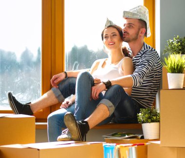 Evde pencere kenarında oturan hareketli Çift