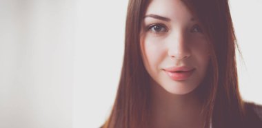 Beyaz arka planda izole edilmiş güzel bir genç kadının portresi.