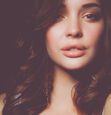 Güzel genç kadın yüzünün yakın portresi. Beyaz arkaplanda izole.