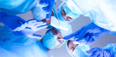 Ekip cerrahı ameliyathanede..