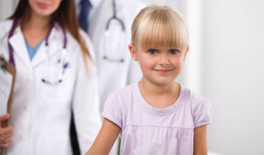 Hastanede küçük bir kız ve genç bir doktor muayene oluyor.