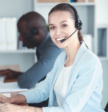 İş adamları ile bilgisayar kullanma office kulaklıklar