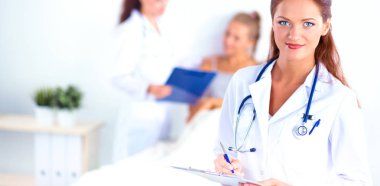 Hastanedeki dosyalı kadın doktor.