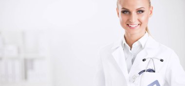 Hastanede üniformalı, gülümseyen bir kadın doktor.