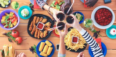 Üstten Görünüm grup yemek yiyorsunuz tahta masada otururken insan