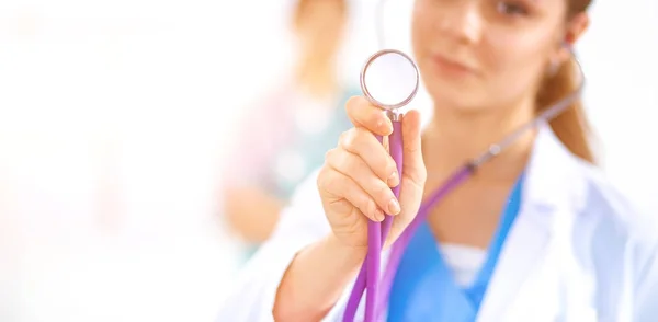 Jeune femme médecin écoute stéthoscope debout à l'hôpital — Photo