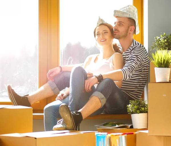 Evde pencere kenarında oturan hareketli Çift