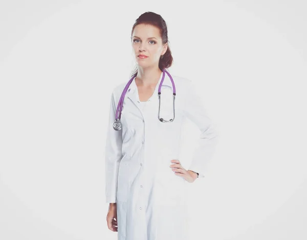 Retrato de jovem médico com casaco branco em pé no hospital — Fotografia de Stock