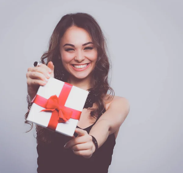 Mujer joven sonrisa feliz celebrar caja de regalo en las manos, aislado sobre fondo gris —  Fotos de Stock