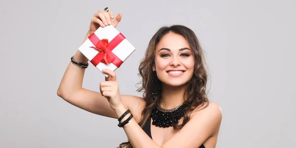 Mujer joven sonrisa feliz celebrar caja de regalo en las manos, aislado sobre fondo gris —  Fotos de Stock