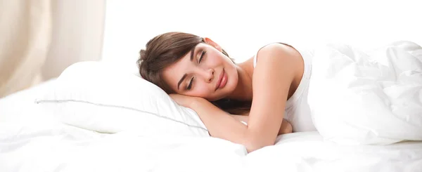 Vacker flicka sover i sovrummet, liggande på sängen — Stockfoto