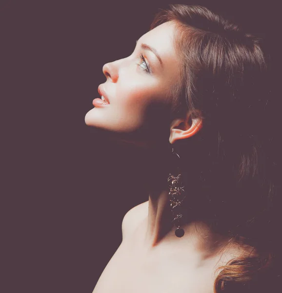 Retrato de cerca de la hermosa cara de mujer joven. Aislado sobre fondo blanco. —  Fotos de Stock