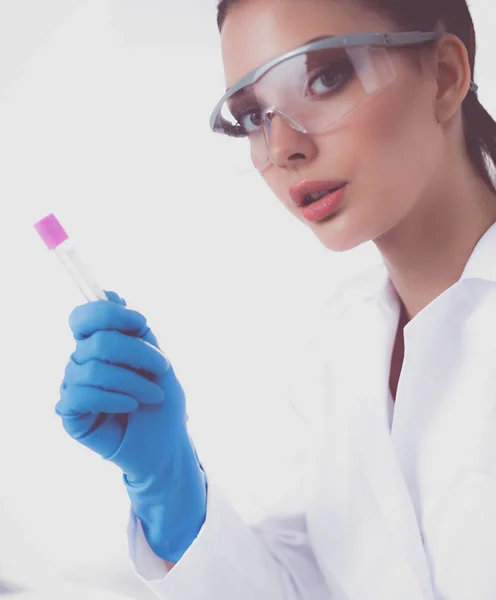 Mulher pesquisadora é cercada por frascos e frascos médicos, isolados em fundo branco — Fotografia de Stock