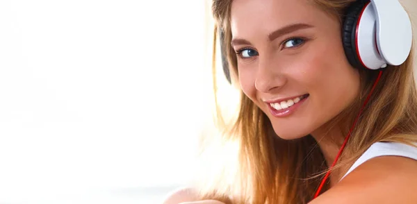 Portrait of beautiful woman in morning listening music sitting on bed at home — Stock Photo, Image