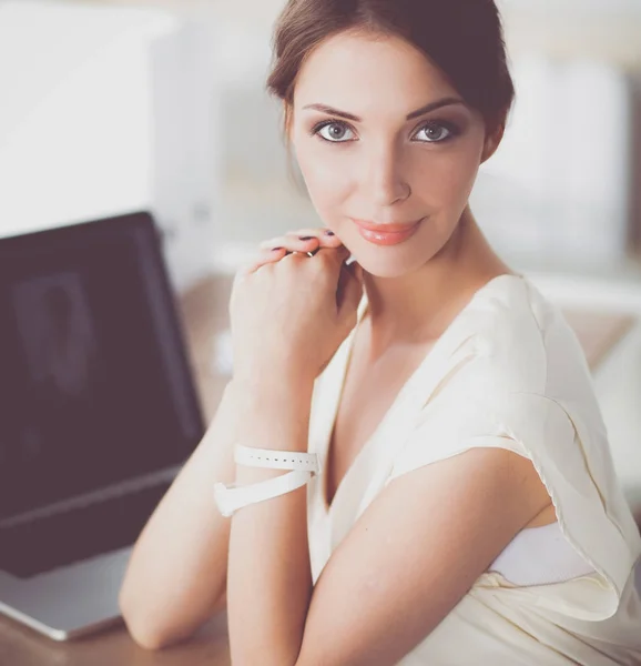 Portret bizneswoman siedzącej przy biurku z laptopem — Zdjęcie stockowe