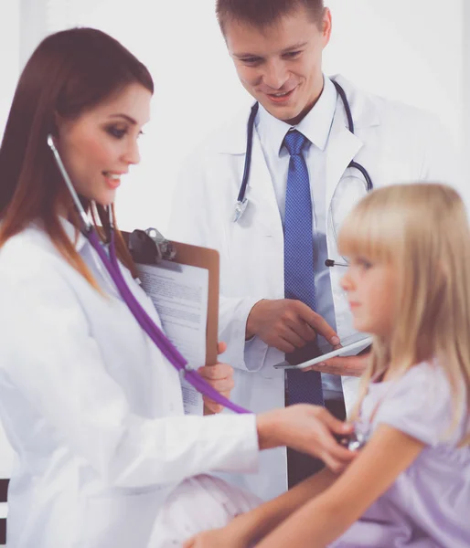 Médico femenino examinando a un niño con estetoscopio en cirugía — Foto de Stock