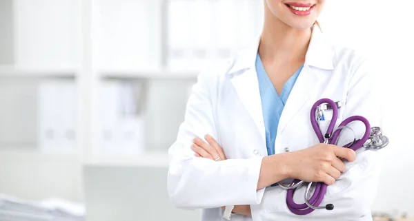 Portrait d'une jeune femme médecin heureuse et réussie tenant un stéthoscope — Photo