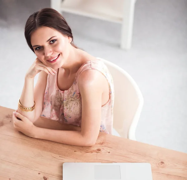 Empresária atraente sentada na mesa no escritório — Fotografia de Stock