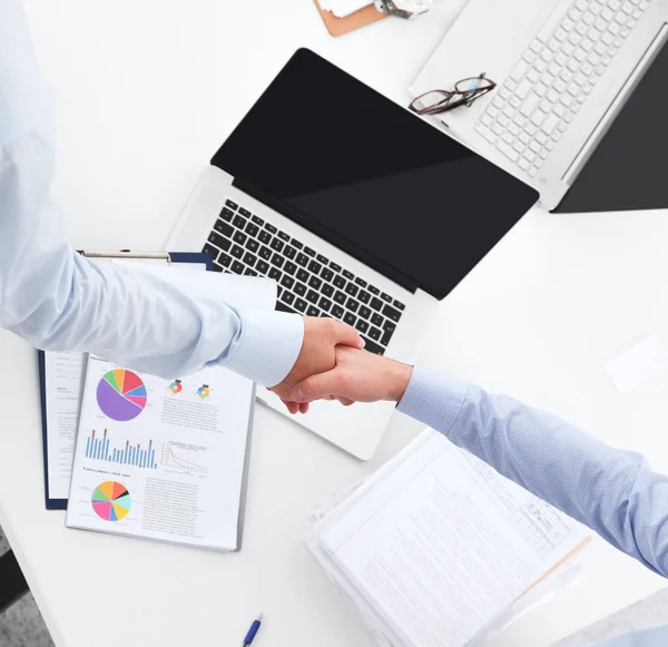 Zakenmensen schudden elkaar de hand, ronden een vergadering af — Stockfoto