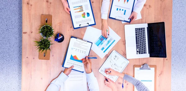 Gente de negocios sentada y discutiendo en la reunión, en la oficina — Foto de Stock