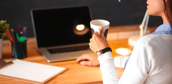 Portrait jeune femme détendue assise à son bureau tenant une tasse de café — Photo