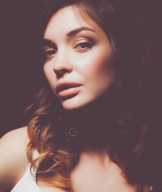 Güzel genç kadın yüzünün yakın portresi. Beyaz arkaplanda izole.