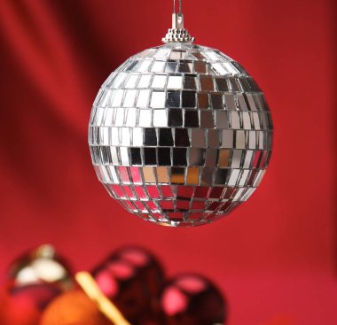 Noel kırmızı topları üzerinde kırmızı zemin üzerine bir kase