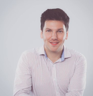 İş adamı veya Yöneticisi ayakta kolları olan office masasında karşı katlanmış