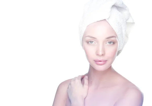 Vacker kvinna med en handduk på huvudet isolerade — Stockfoto