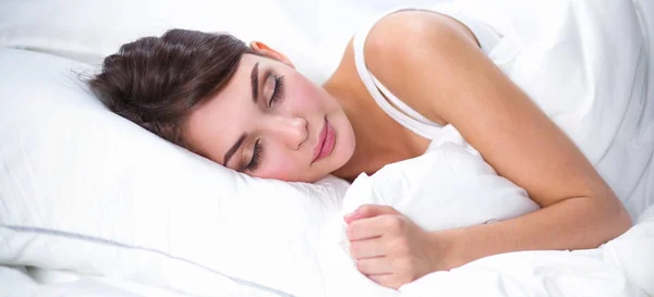 Όμορφη κοπέλα κοιμάται στην κρεβατοκάμαρα, ξαπλωμένος στο κρεβάτι — Φωτογραφία Αρχείου