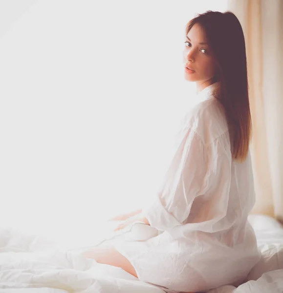 Портрет красивой женщины на кровати в спальне — стоковое фото
