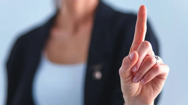 Frau berührt imaginären Bildschirm mit dem Finger - isoliert — Stockfoto