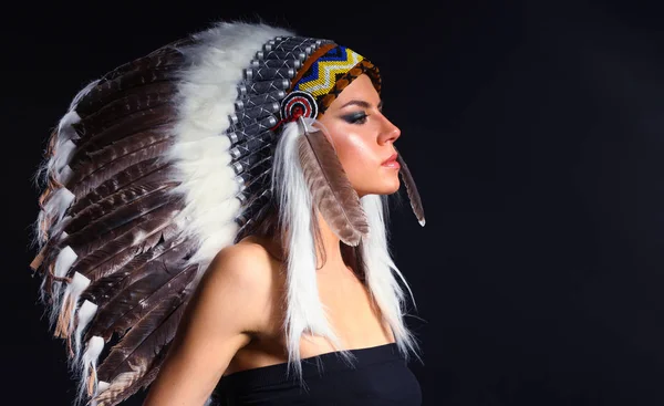 Mulher bonita em traje nativo americano com penas — Fotografia de Stock