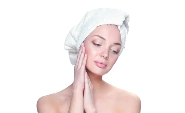 Porträtt av vacker flicka röra ansiktet med en handduk på huvudet — Stockfoto