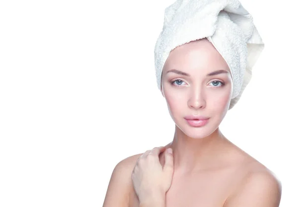 Piękna kobieta z ręcznikiem na głowie na białym tle — Zdjęcie stockowe