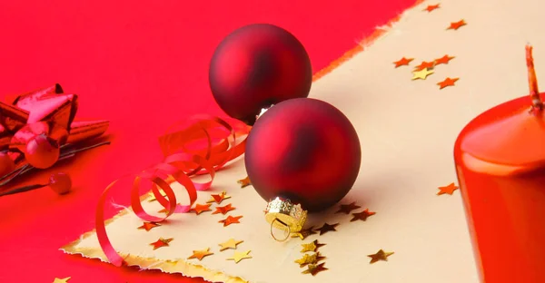 Kartki świąteczne z czerwonych kulek i złotych gwiazd — Zdjęcie stockowe