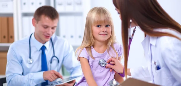 Médico femenino examinando a un niño con estetoscopio en cirugía —  Fotos de Stock