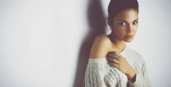 Retrato de uma mulher bonita em suéter em casa — Fotografia de Stock