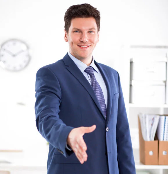 Geschäfts- und Bürokonzept - gutaussehender Geschäftsmann mit offener Hand zum Händedruck bereit — Stockfoto