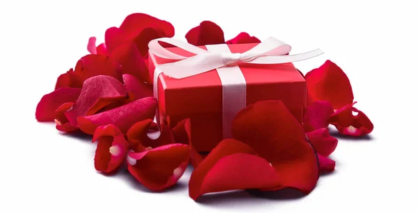 Gift box and red rose petals isolated on white background — Stock Photo, Image