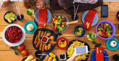 Üstten Görünüm grup yemek yiyorsunuz tahta masada otururken insan