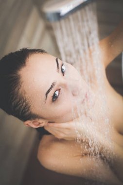 Genç beautyful kadın banyoda duş altında.