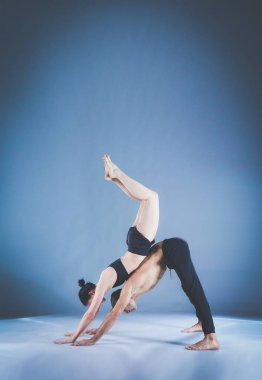 Genç çift Acro yoga mat Studio birlikte uygulamak. Acroyoga. Çift yoga. Ortak yoga.